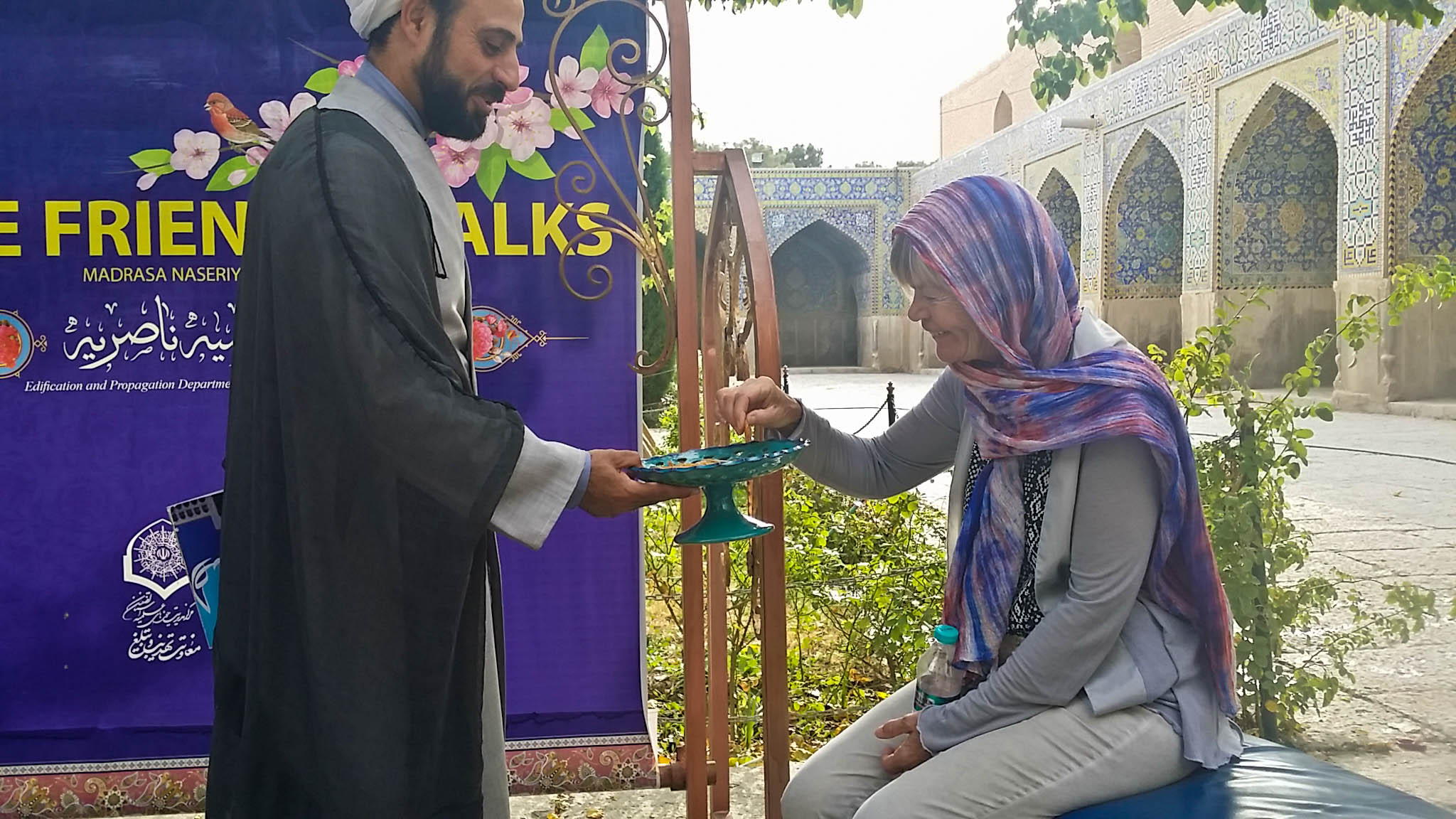 Isfahan ein Mullah beantwortet gerne alle Fragen Isfahan ein Mullah beantwortet gerne alle Fragen