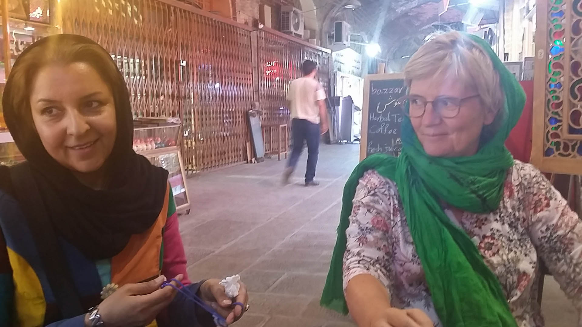Isfahan, wohlverdienter Kaffee und Schokokuchen im Bazar