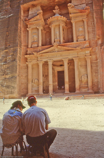 Petra und Peter - vor dem Schatzhaus in Petra