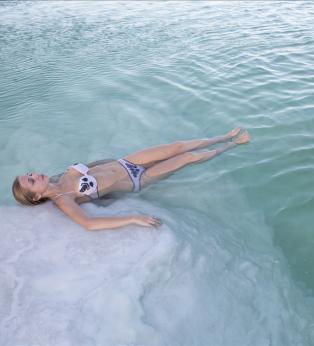 Bad im Toten Meer - ein Gemeindemitglied