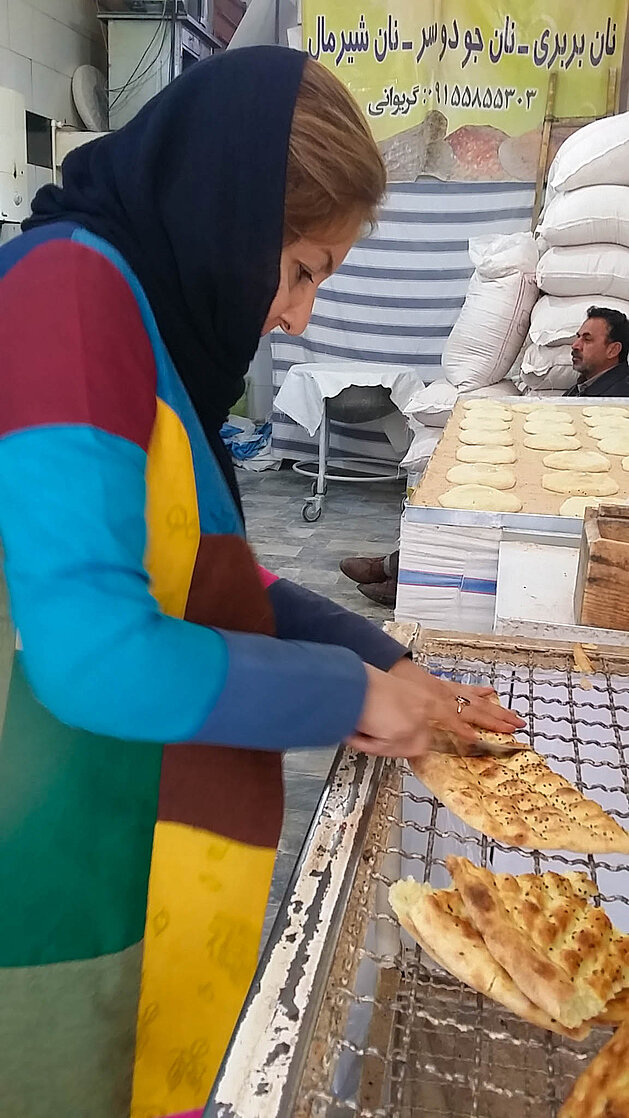 Natanz, die Guidin besort Brot direkt aus der Backstube