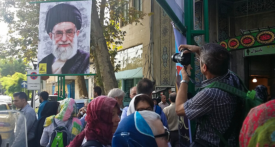 Vor einer Moschee in Teheran Vor einer Moschee in Teheran