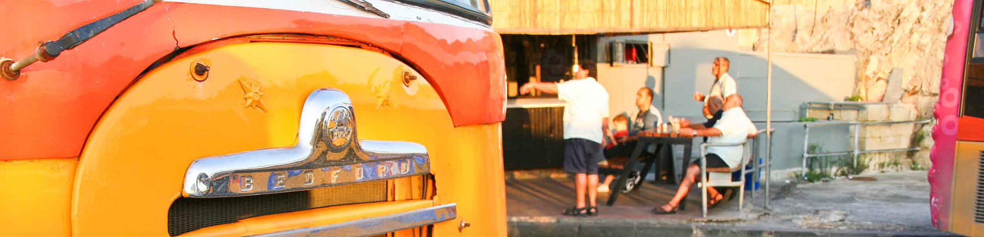 Busfahrer im Café in Malta