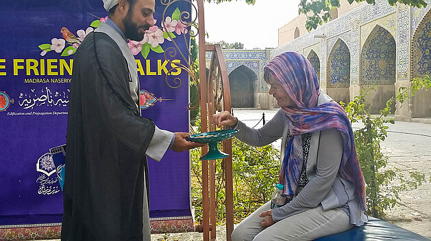 Isfahan ein Mullah beantwortet gerne alle Fragen Isfahan ein Mullah beantwortet gerne alle Fragen